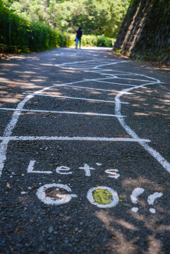 On the way to Atagoyama there is a children park called Kodomo no kuni (Children's Country) and the way is full of designs on the road